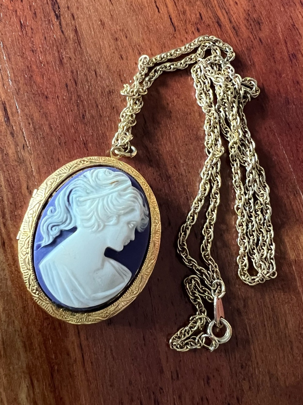 Costume  Cameo Locket Necklace Vintage Victorian Blue Purple  Pendant Gold 32”